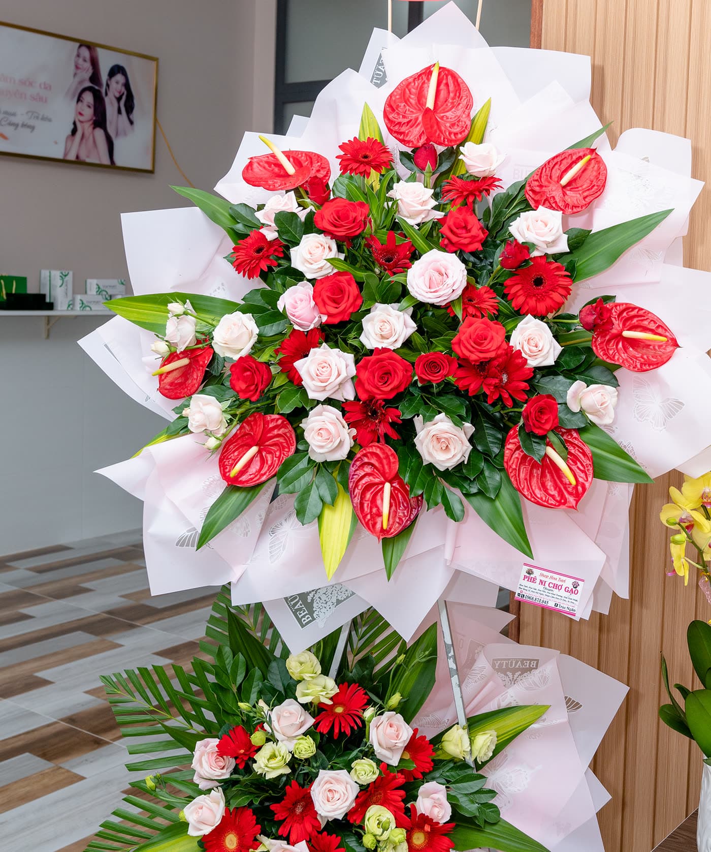 A red and white bouquet in the Anh Anh photo collection