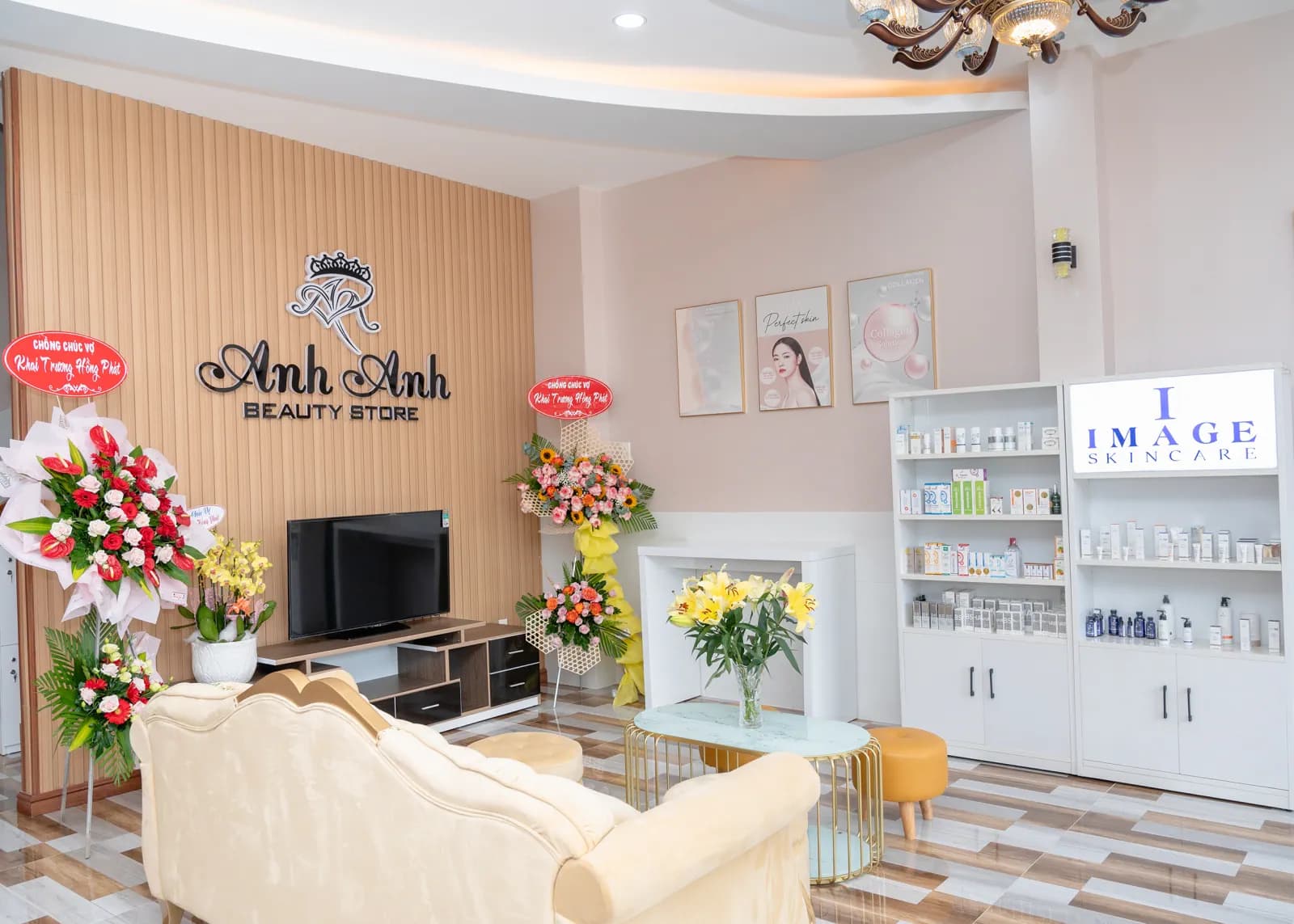 Khu ghế ngồi màu kem với hoa và kệ trưng bày phía sau