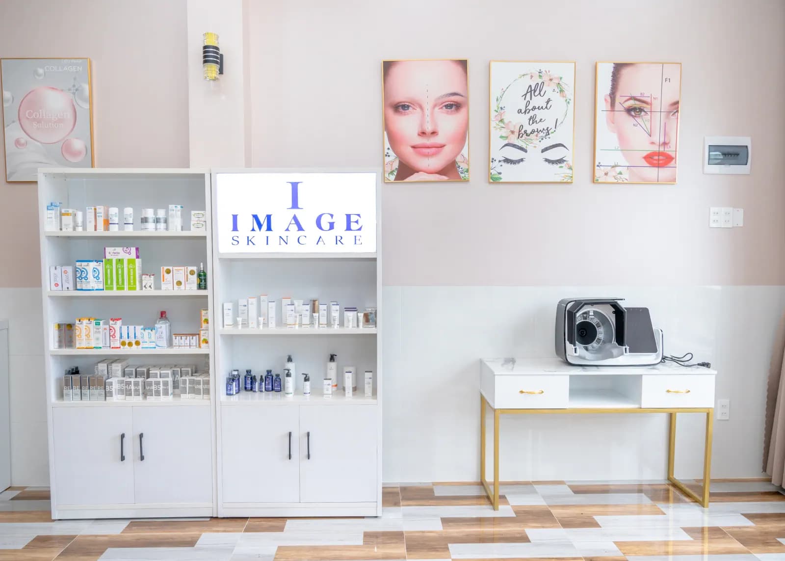 Các kệ trắng trưng bày nhiều hộp và chai trong phòng