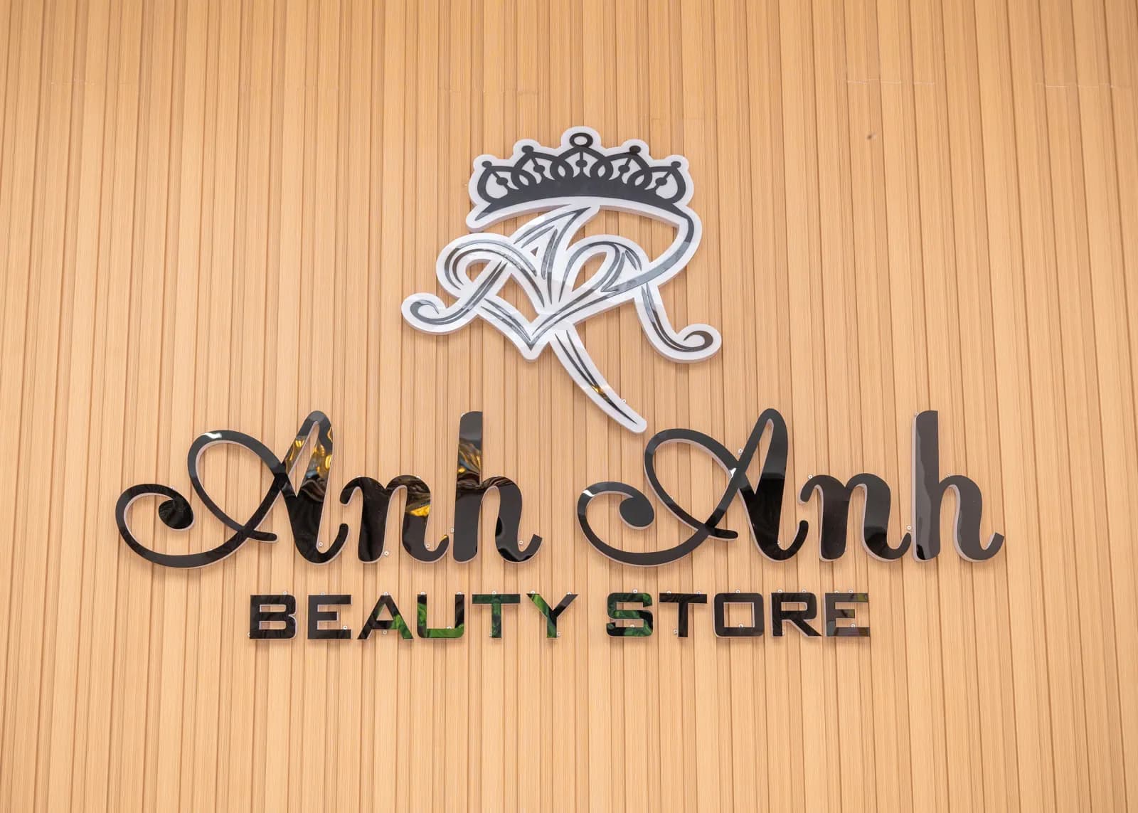 Chữ Anh Anh Beauty Store trên nền tường gỗ sáng
