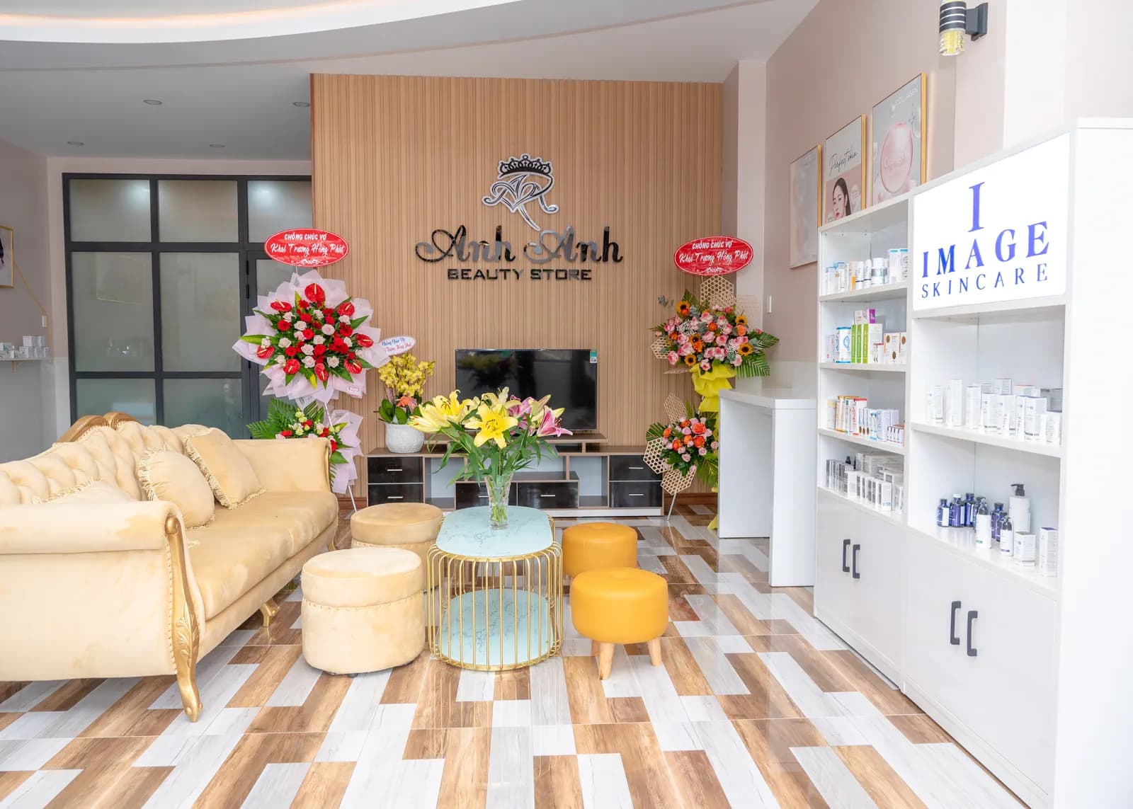 Góc rộng khu tiếp đón với bàn tròn và ghế đôn