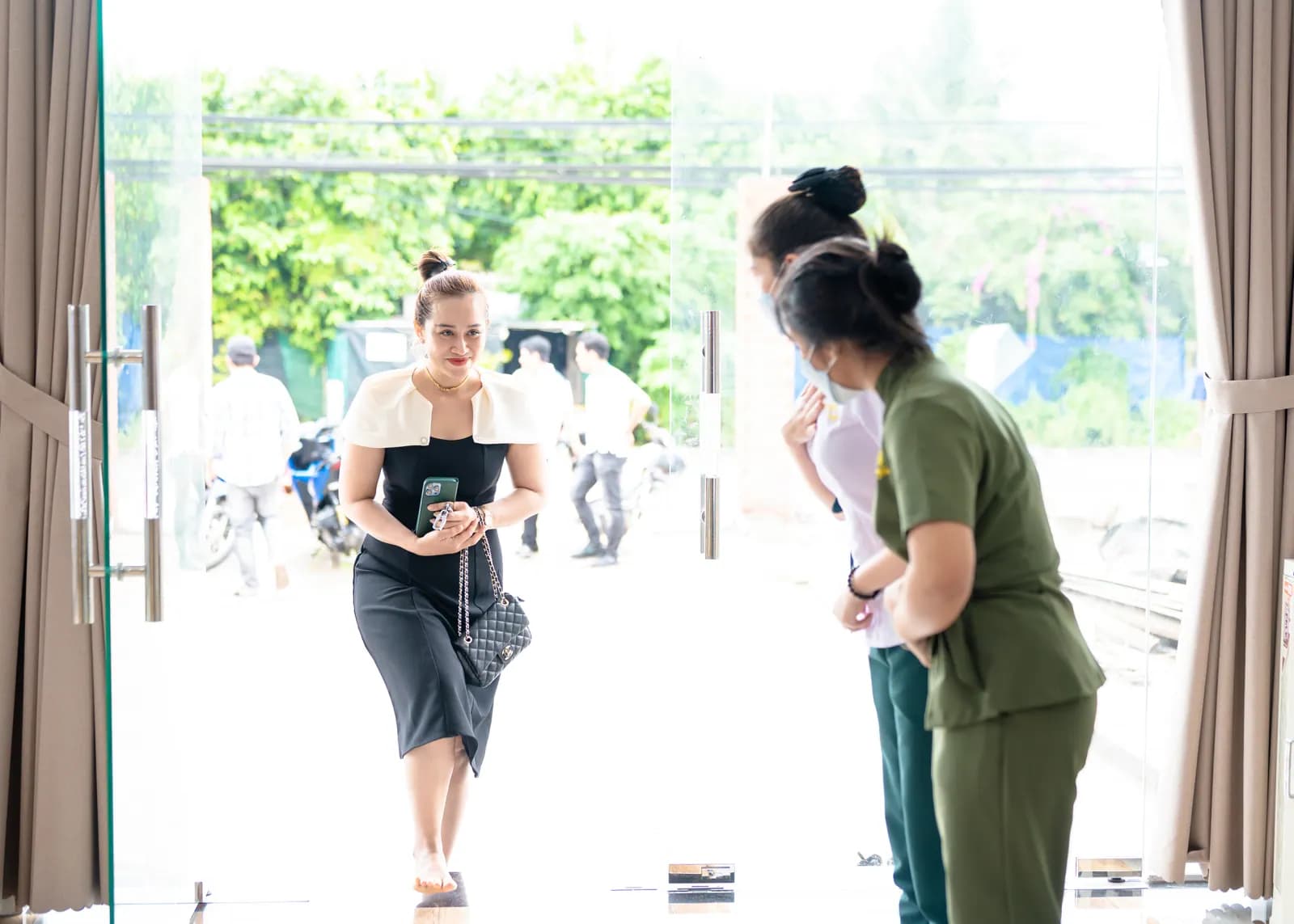 Một người bước vào từ cửa kính trong nắng ban ngày