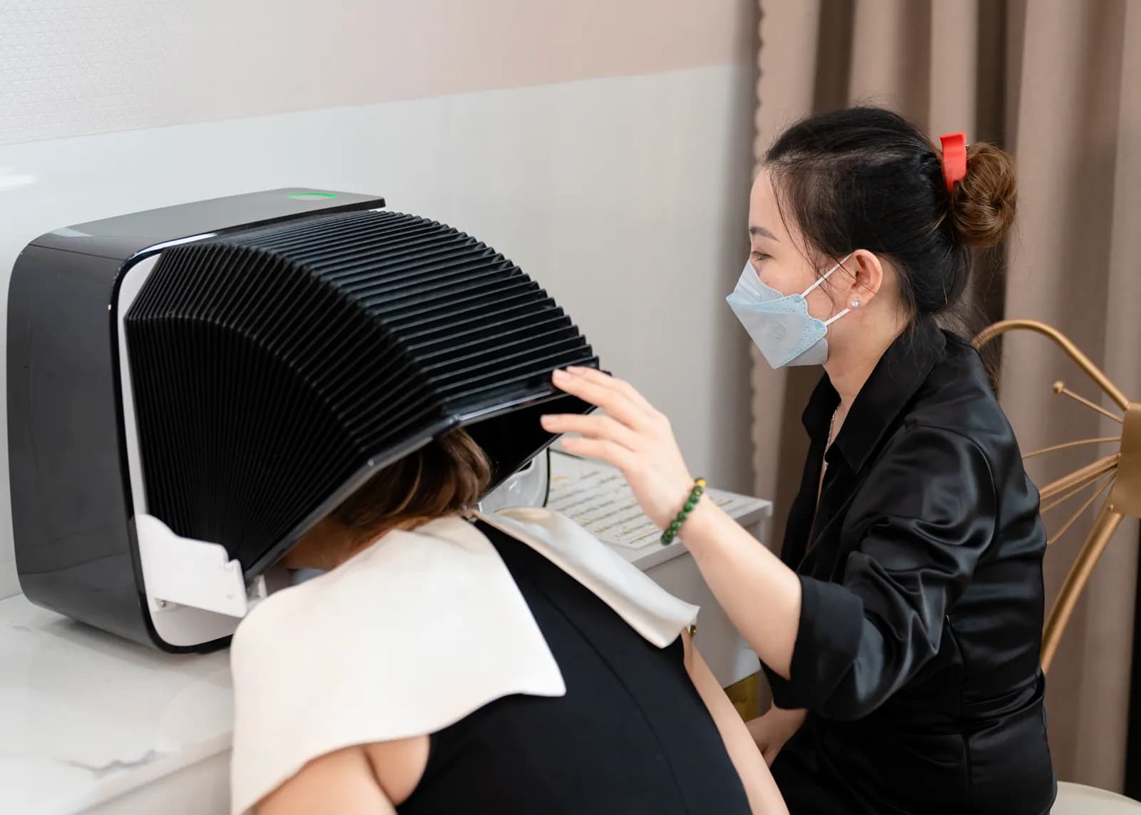 Một người nâng nắp thiết bị hình vòm trước người ngồi