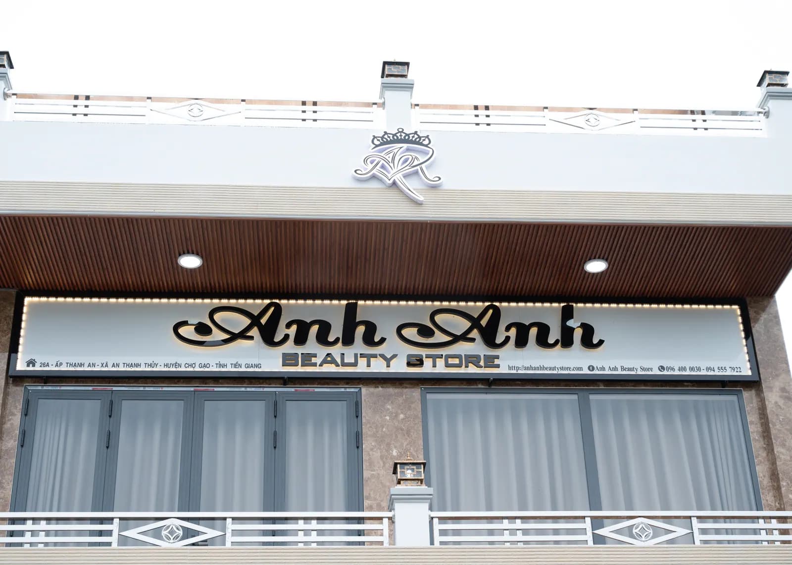 Biển hiệu Anh Anh Beauty Store phía trên cửa mặt tiền