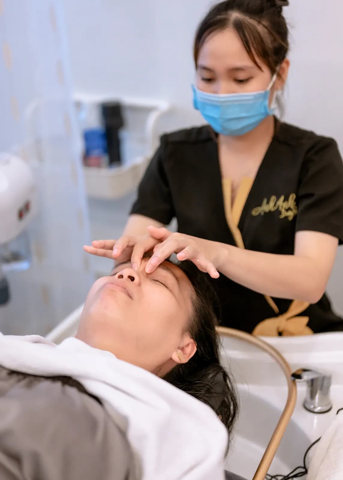 Người đeo khẩu trang đứng sau người đang nằm