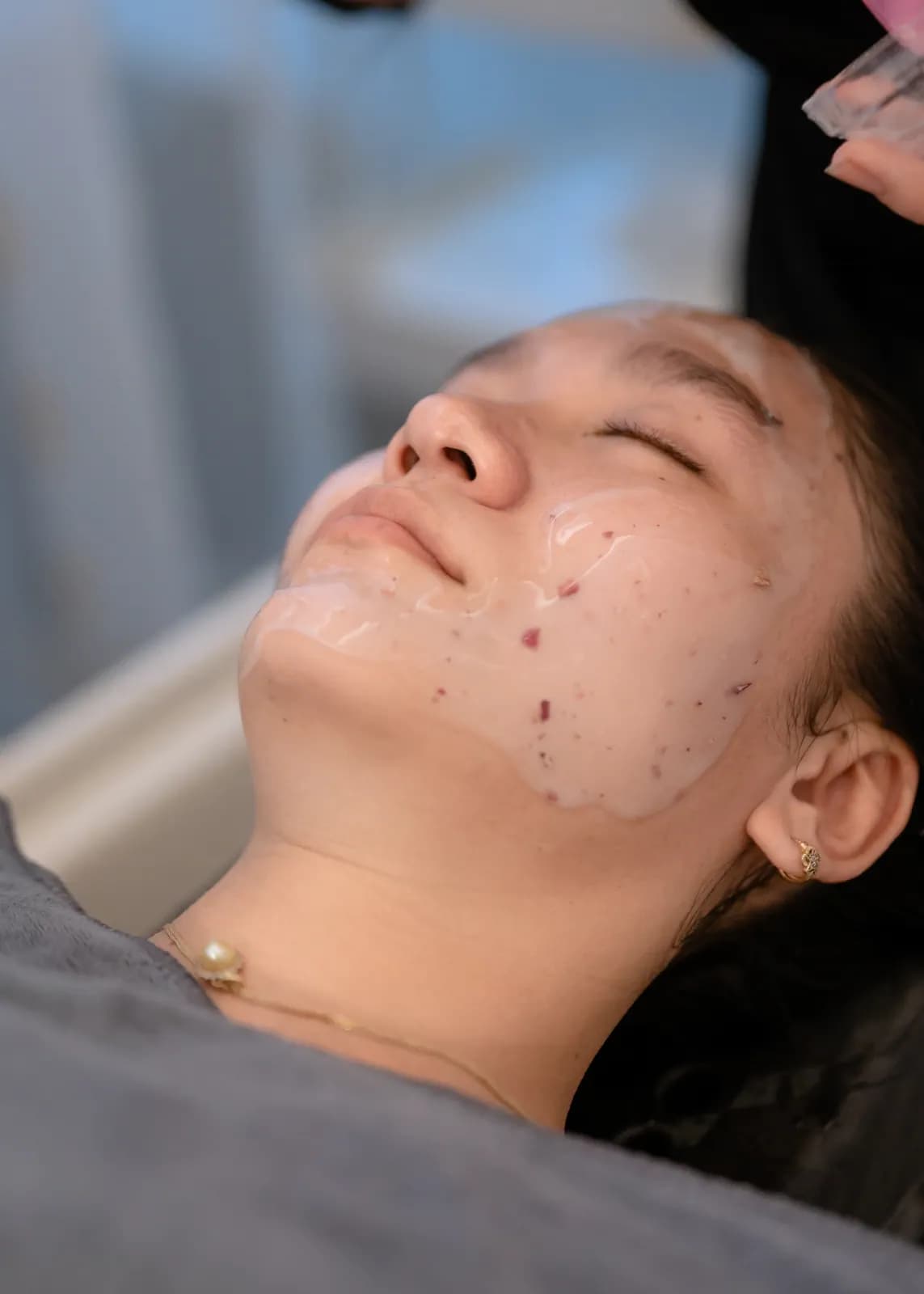 Gương mặt với những chấm kem nhỏ dưới ánh sáng dịu