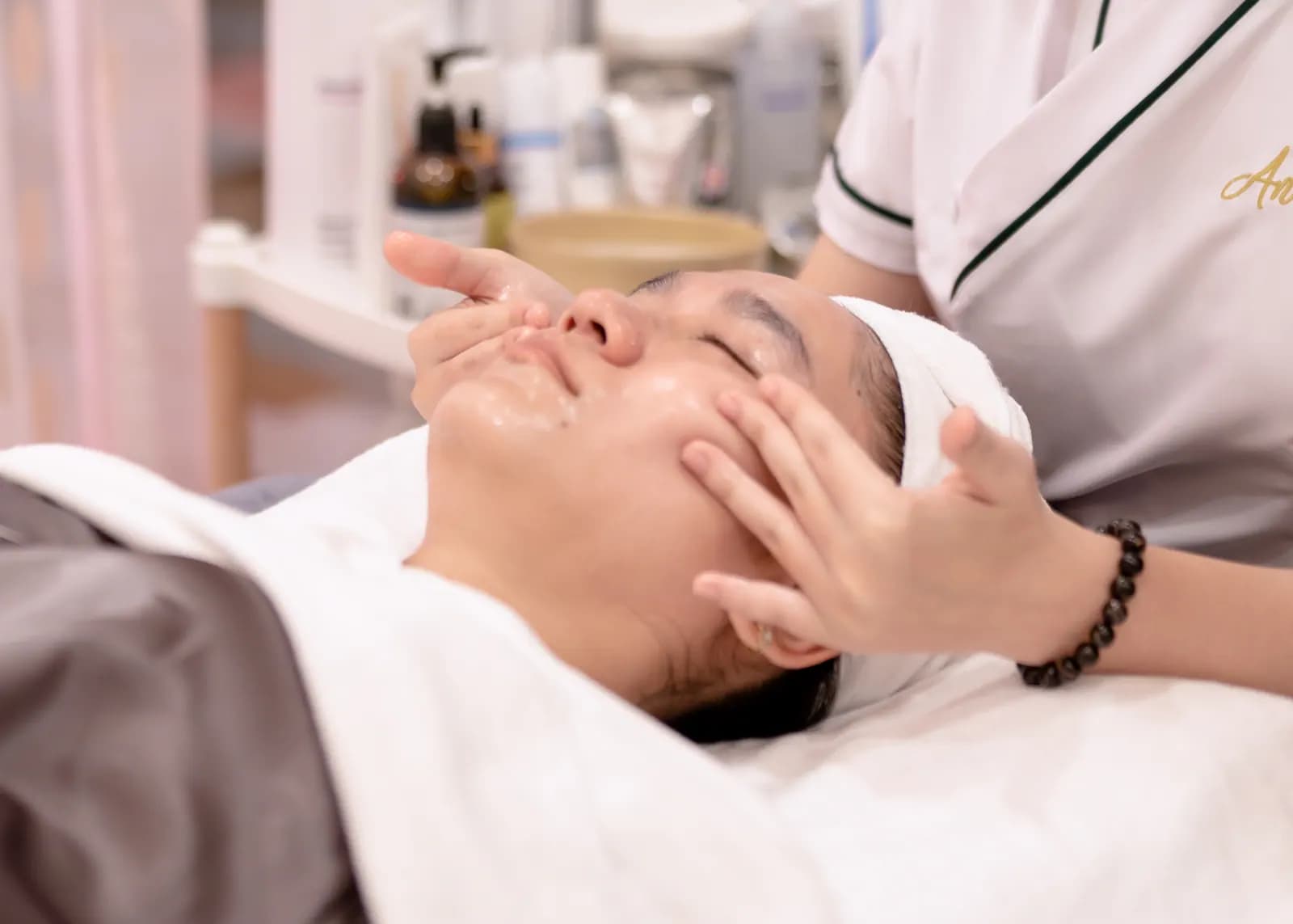 Hai bàn tay chạm vào gương mặt người nằm dưới khăn trắng