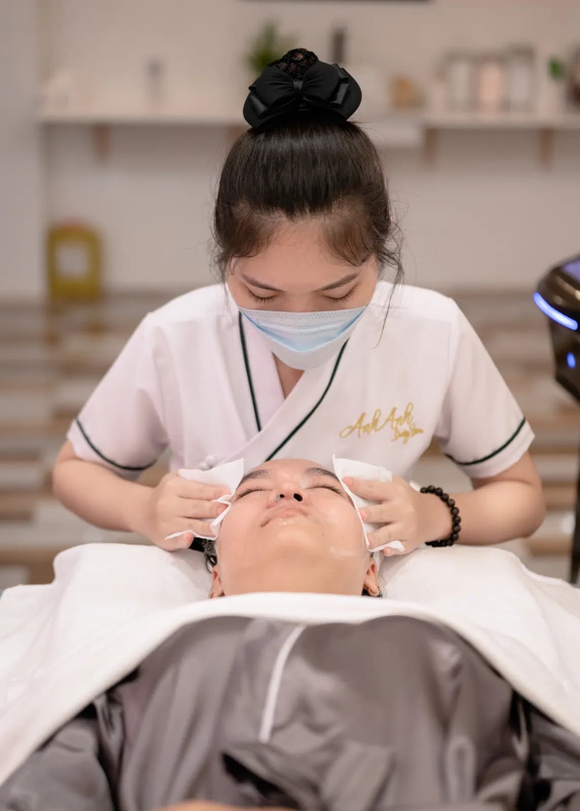 Người mặc áo sáng cúi xuống bên người nằm