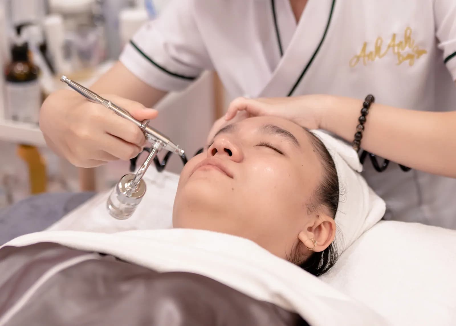 Đầu dụng cụ nhỏ đặt gần sống mũi người nằm