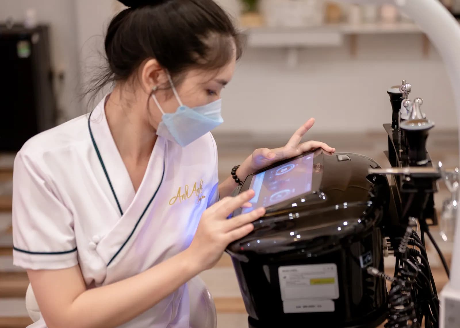 Người đeo khẩu trang thao tác với màn hình của thiết bị