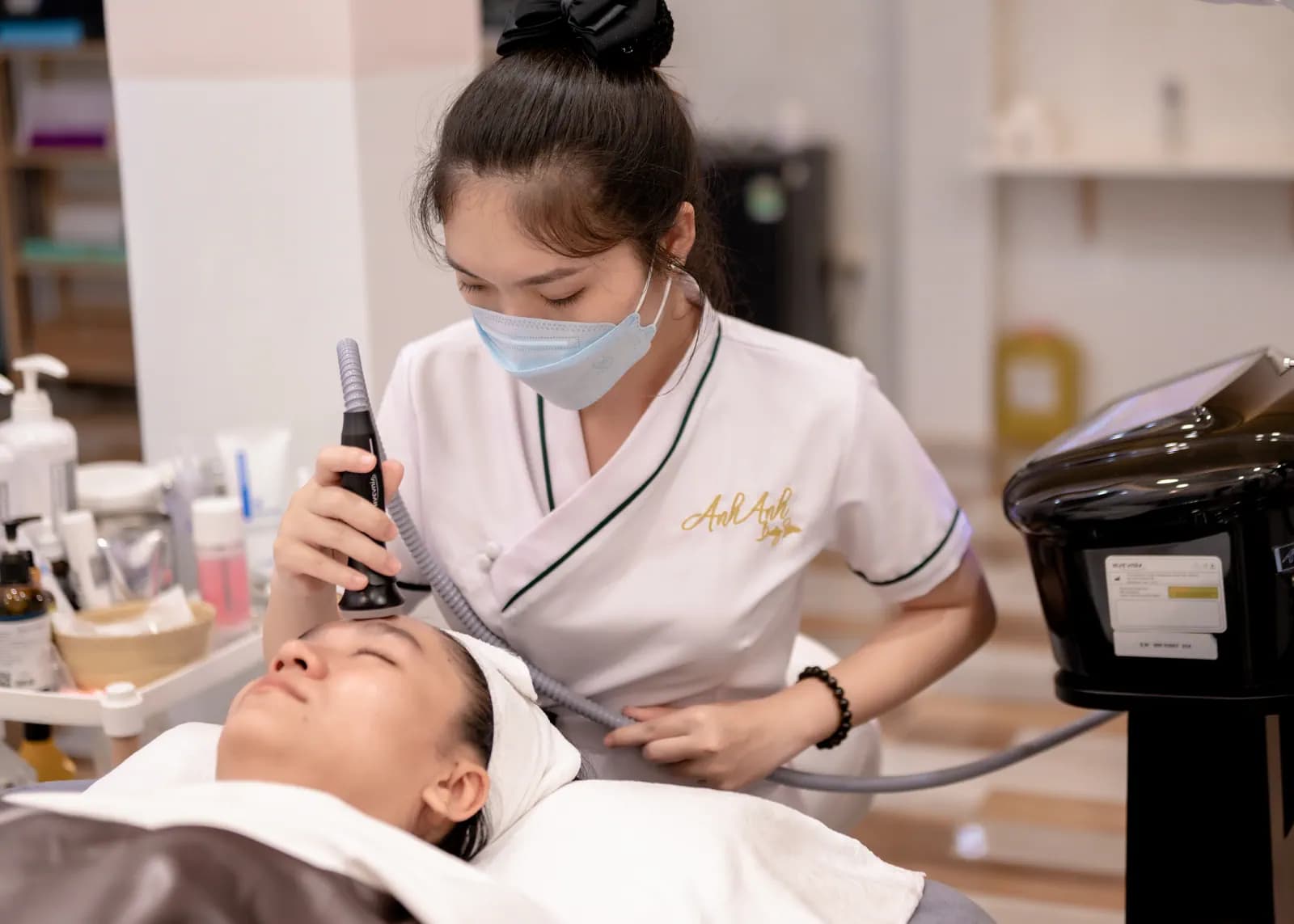 Người đeo khẩu trang cầm thiết bị bên người nằm