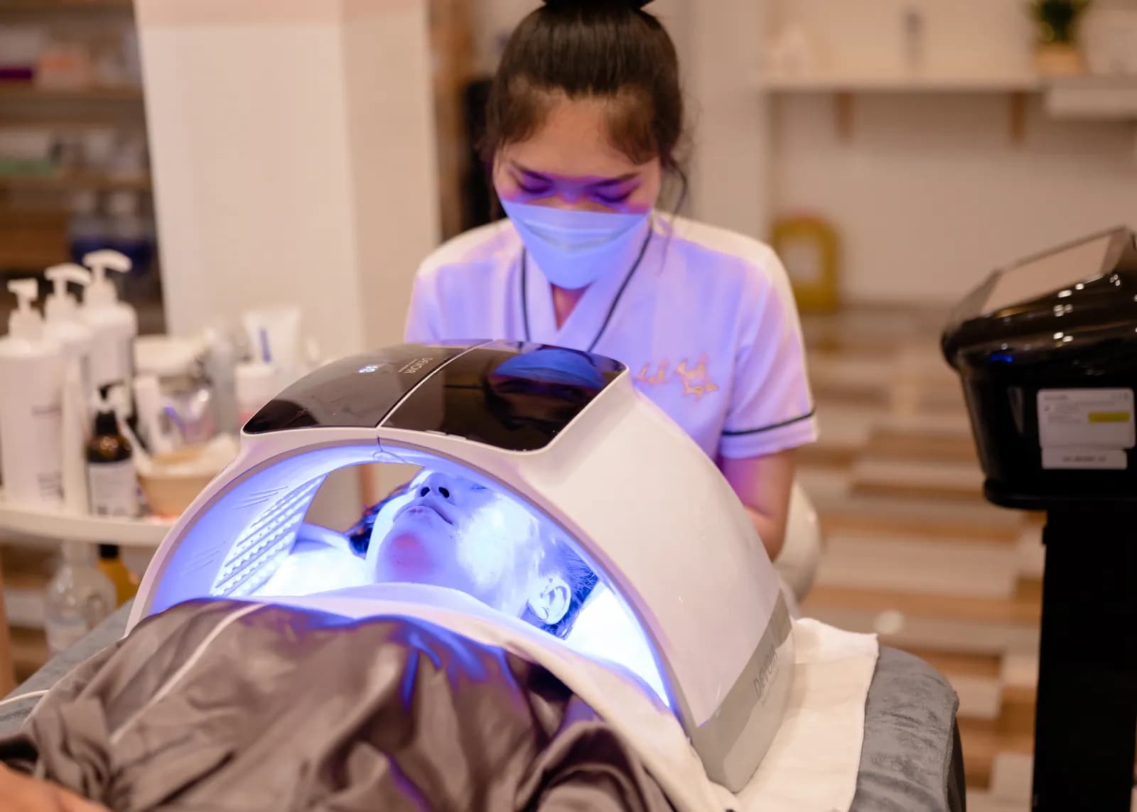 Vòm đèn ánh xanh đặt phía trên người nằm
