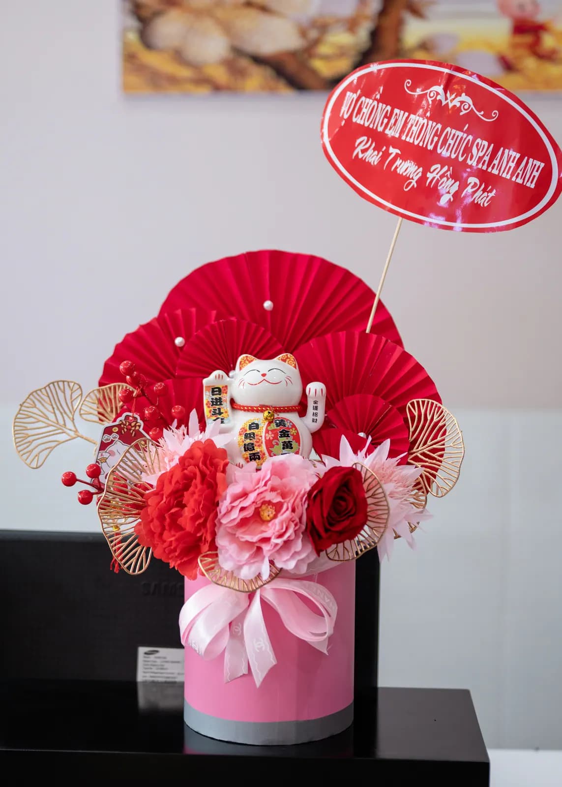 Bình hoa đỏ hồng đặt trên mặt bàn màu sẫm