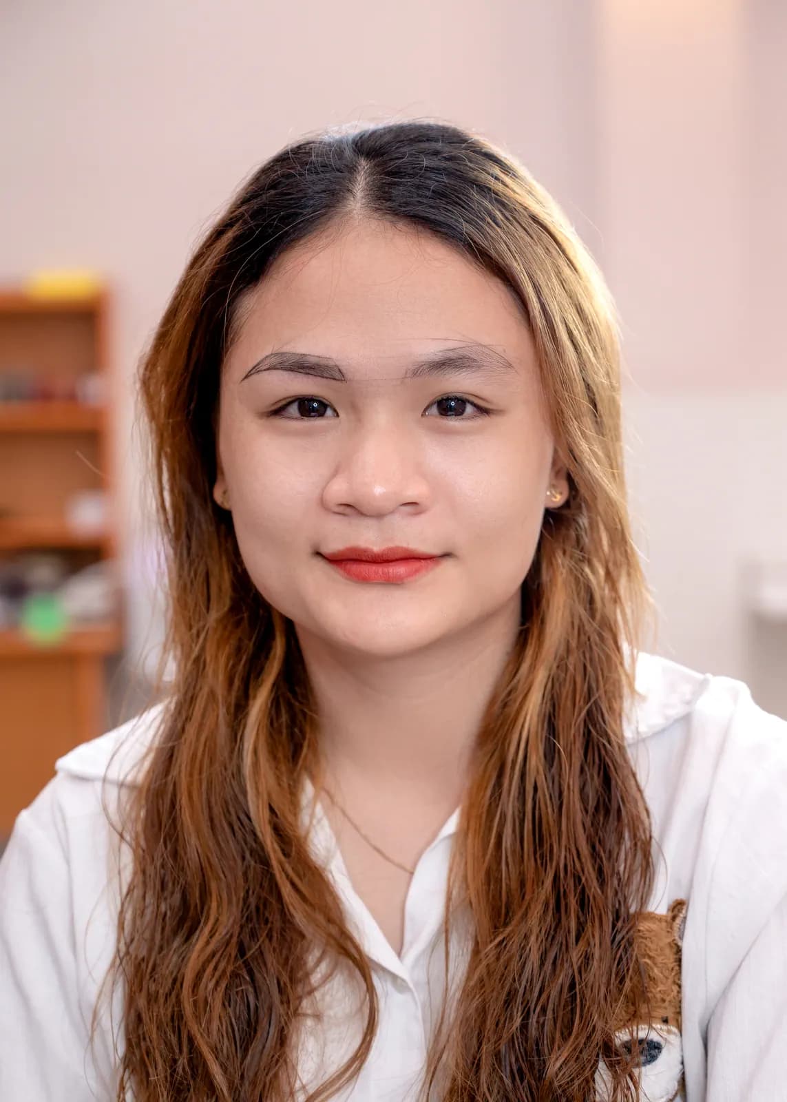 Chân dung một người mặc áo trắng trong căn phòng sáng